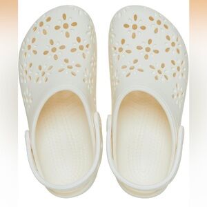 Crocs Classic Clogs with Floral Cut Out Design size J3 New with tags